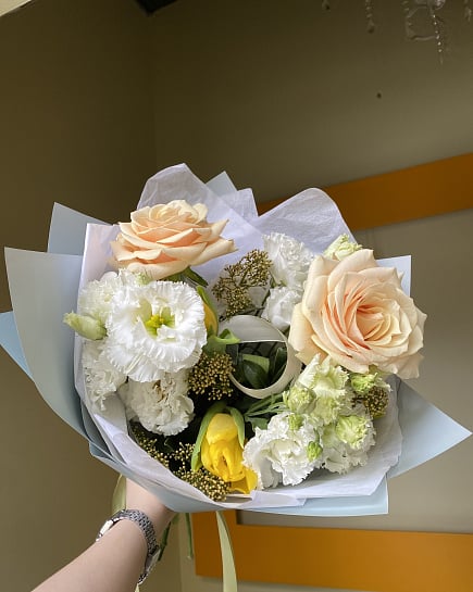 Нежный букет с персиковыми розами и белой эустомой с доставкой по Астане