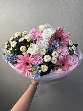 Букет из гербер, гвоздик и эустомы средний