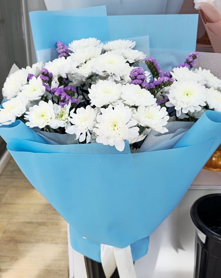 Белоснежная хризантема с акцентом статицы с доставкой по Астане