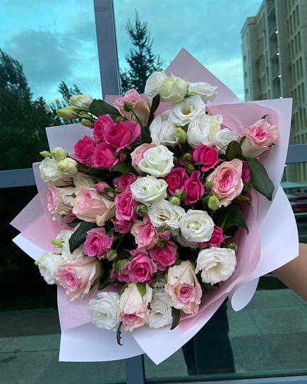 Розово-белый микс из кустовых роз и эустомы с доставкой по Астане