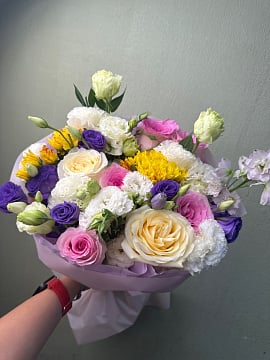Букет из роз, эустом и гвоздик
