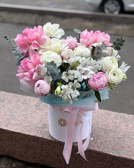 Зефирное очарование с ранункулюсами with delivery to Almaty