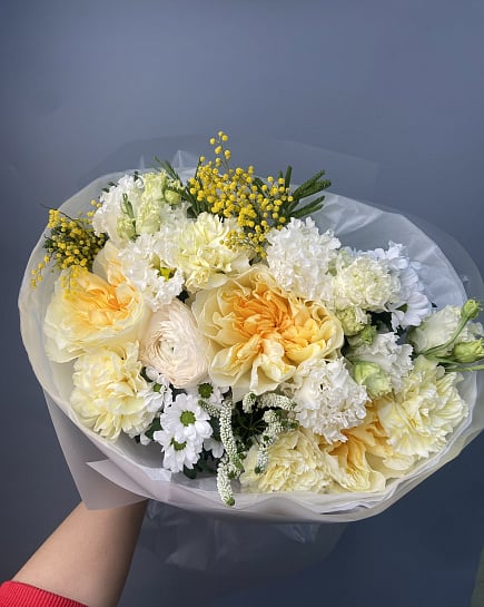 Солнечный букет с пионовидными розами и мимозой с доставкой по Астане