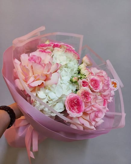 Романтичный дуэт гортензии и кустовых роз с доставкой по Алматы