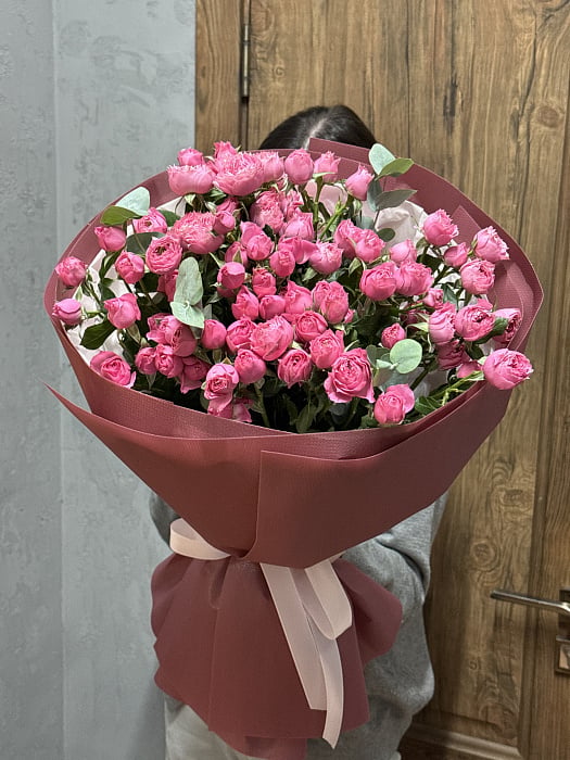 Розовое облако из кустовых роз