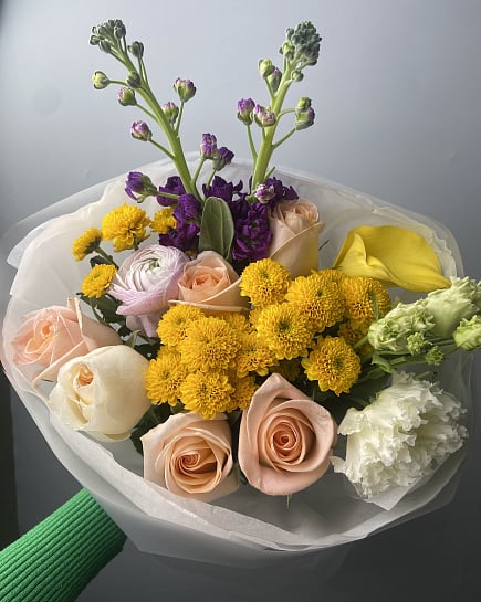 Яркий букет с розами, хризантемами и каллами с доставкой по Астане