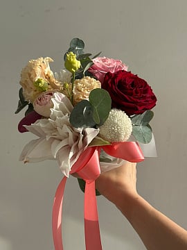 Красный и белый букет с розами и лилиями