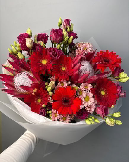 Страстный акцент с протеей и герберами с доставкой по Астане