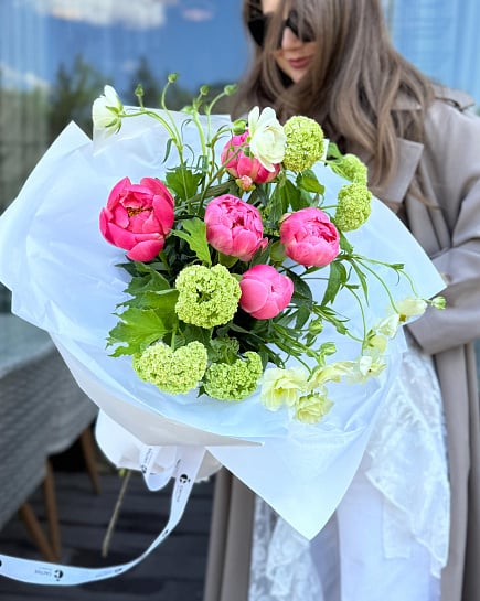 Авторский букет с пионами  с доставкой по Астане