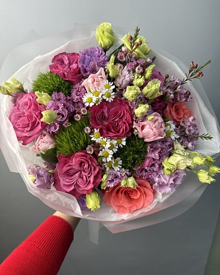 Розовые пионовидные розы с эустомой и ромашками с доставкой по Астане