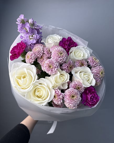 Букет из белых роз и фиолетовой статицы с доставкой по Астане