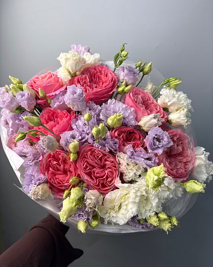 Пионовидные розы в облаке эустомы с доставкой по Астане