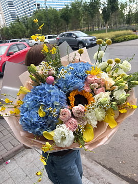 Яркий микс с гортензией и подсолнухом