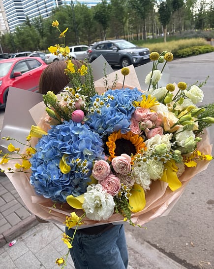Яркий микс с гортензией и подсолнухом с доставкой по Астане