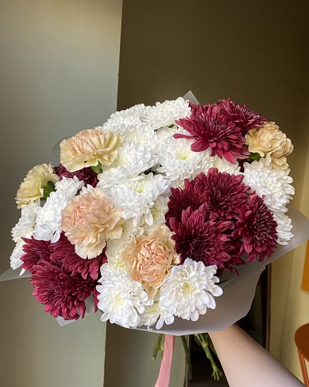 Контрастный микс из хризантем и гвоздик с доставкой по Астане