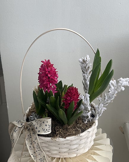 Весеннее очарование в корзине с доставкой по Астане