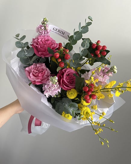 Асимметричный букет из роз и маттиолы with delivery to Astana