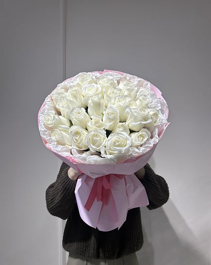 Букет из белых роз с гипсофилой с доставкой по Астане