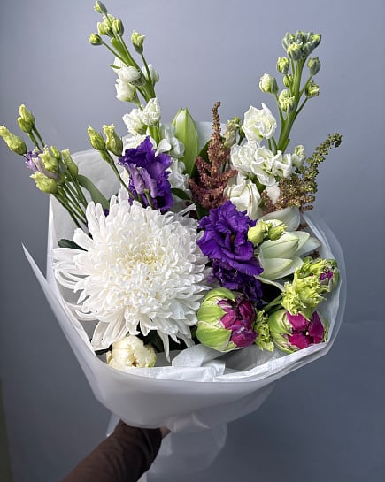 Бело-фиолетовый контраст с хризантемами с доставкой по Астане