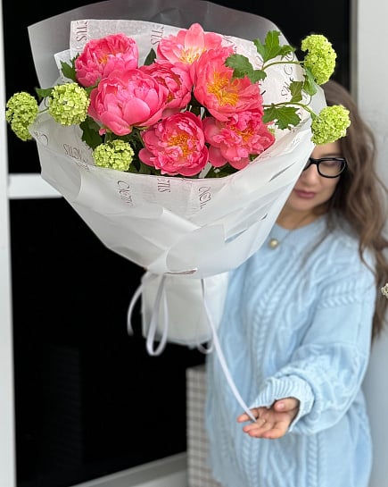 Букет с пионами Coral Sharm и вибурнумом с доставкой по Астане
