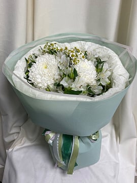 Белый букет хризантем и альстромерий