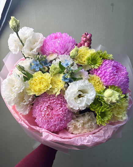 Круглый букет из эустом и хризантем with delivery to Astana