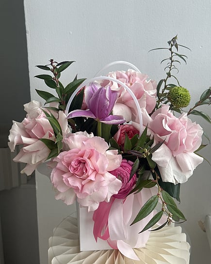 Романтичный микс с пионовидными розами и ранункулюсами с доставкой по Астане