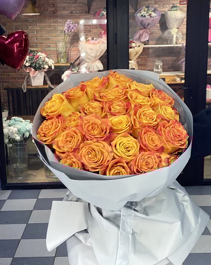 Яркие голландские розы с красными краями с доставкой по Астане