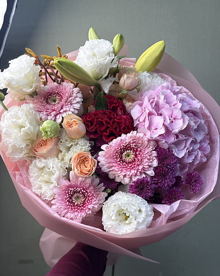 Круглый букет с эустомой, герберой и гортензией with delivery to Astana