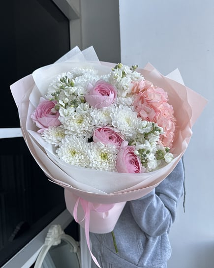 Зефирное облако из ранункулюсов и гортензии с доставкой по Астане