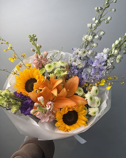 Солнечный микс с подсолнухами и дельфиниумом с доставкой по Астане