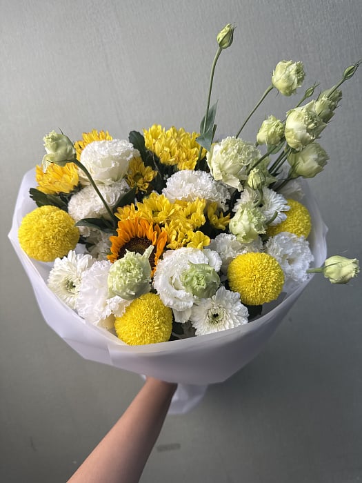 Букет с подсолнухами и эустомами средний