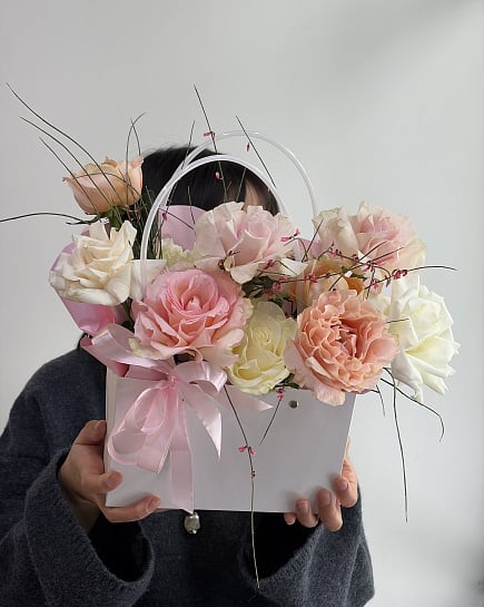 Нежный букет из пионовидных роз и гиперикума с доставкой по Астане