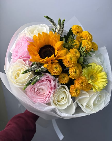 Солнечный микс с подсолнухом и ранункулюсами с доставкой по Астане