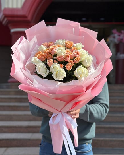 Персиково-белый микс из роз с доставкой по Астане