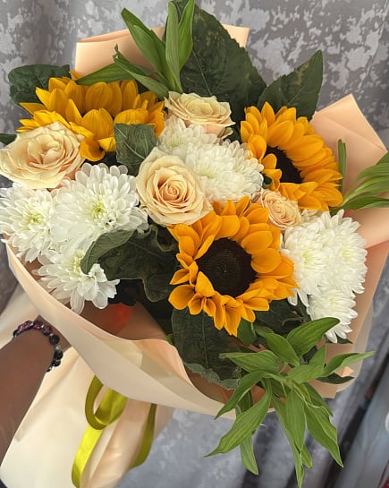 Большой круглый букет с подсолнухами и розами with delivery to Almaty