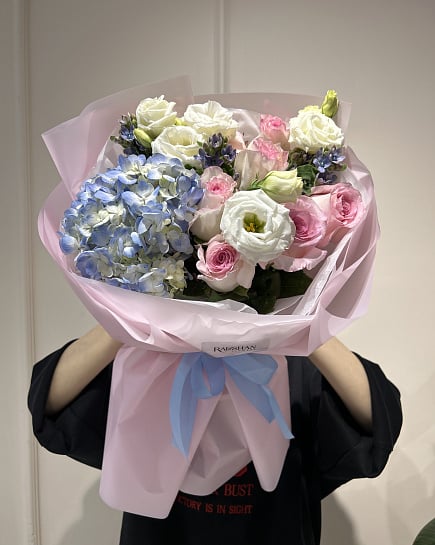 Букет с голубой гортензией и розовыми розами с доставкой по Астане