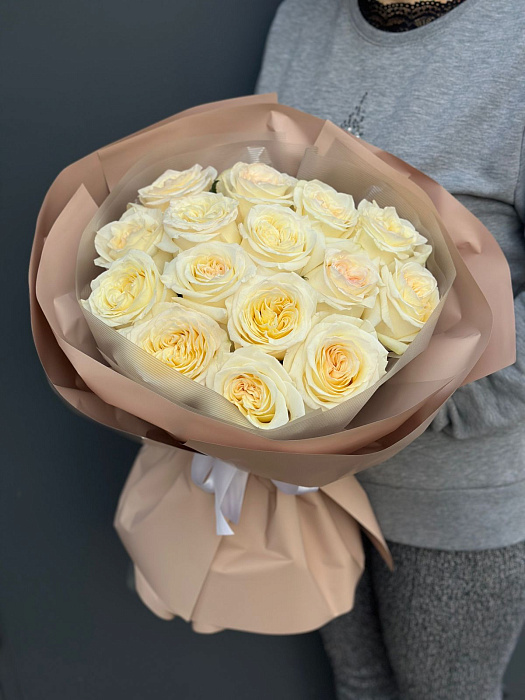 Букет из роскошных пионовидных роз