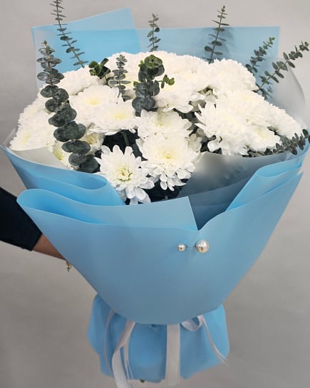 Белоснежные хризантемы с эвкалиптом с доставкой по Астане