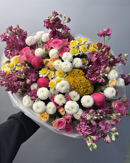 Яркий микс из маттиолы и кустовых роз с доставкой по Астане