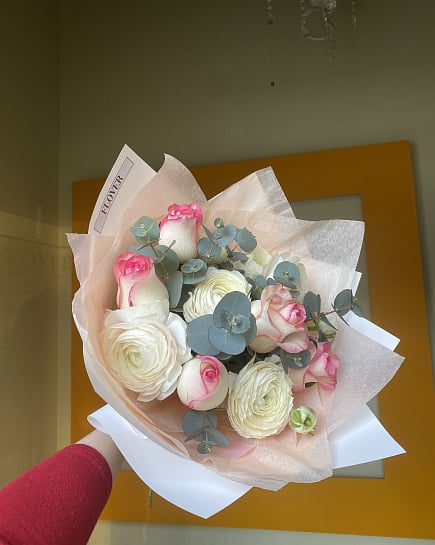 Нежный букет из роз и ранункулюсов с доставкой по Астане