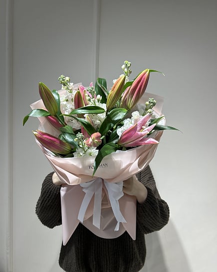 Нежные лилии в розовой упаковке с доставкой по Астане