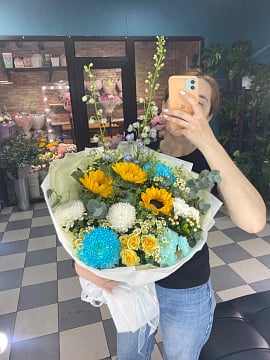 Солнечный микс с подсолнухами и дельфиниумом
