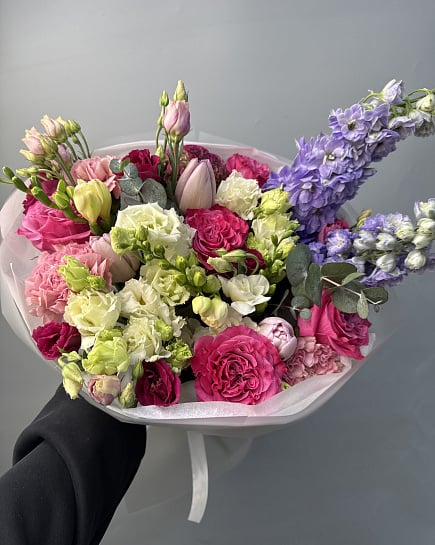 Романтичный микс с пионовидными розами и дельфиниумом с доставкой по Астане