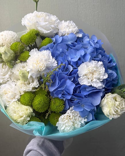 Сине-белый круглый букет из гортензии и гвоздик with delivery to Astana