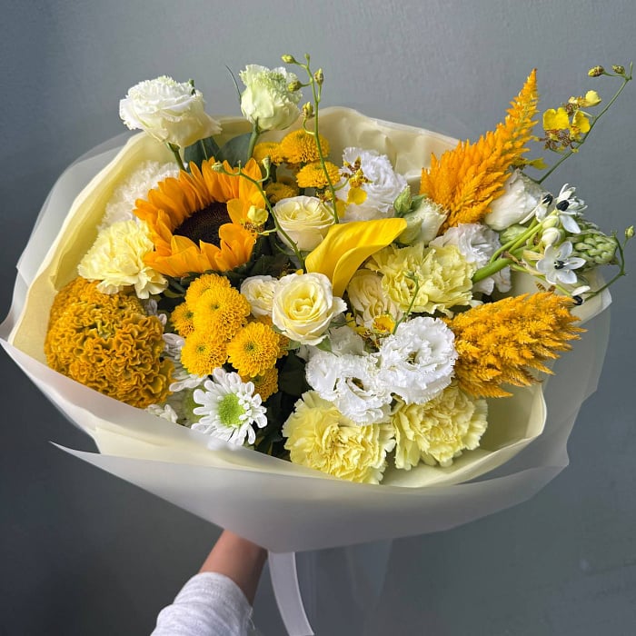 Желтый круглый букет с подсолнухами и розами
