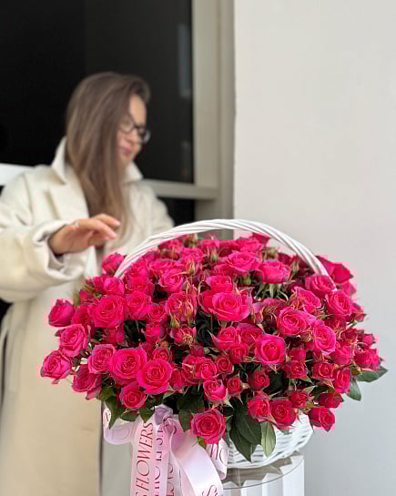 Идеальная корзина с кустовыми розами (размер L) с доставкой по Астане