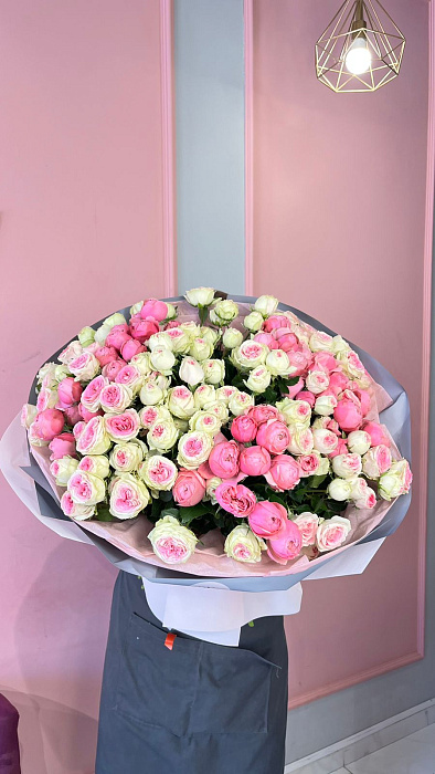 Volumetric bouquet of spray roses