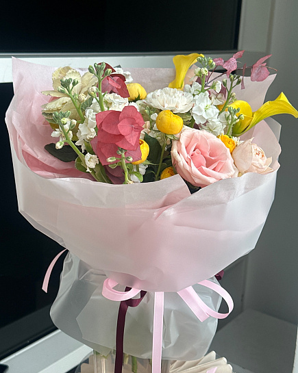 Букет из розовых и желтых роз, калл и гортензий with delivery to Astana
