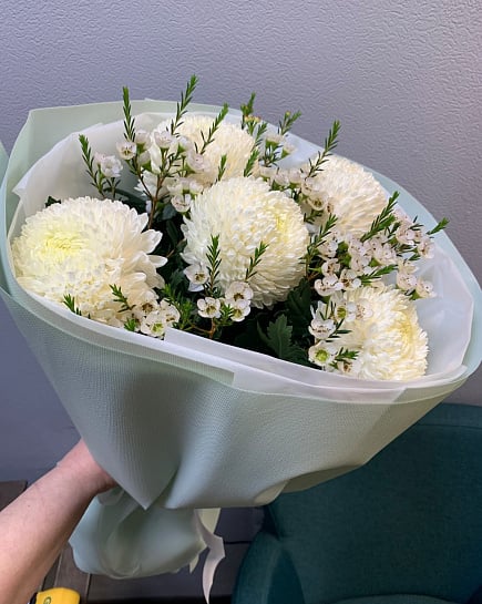 Белый круглый букет из хризантем with delivery to Almaty
